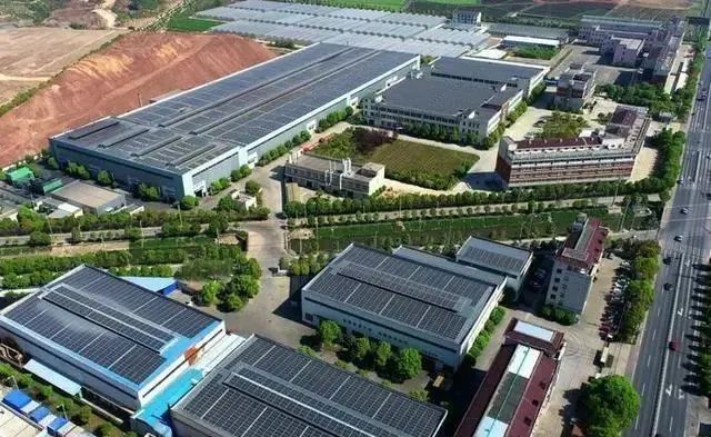 厂房装置光伏，，每年节约电费200万元！！装置工商业光伏的4大优势，，政府都在推荐！！