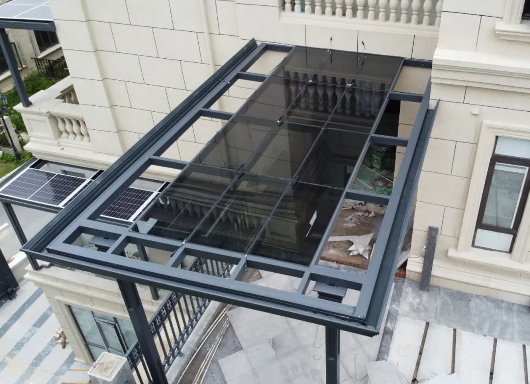 谍照曝光！！威廉希尔williamhill集团光电建材新品组件运抵华中仓储中心，，，金融建站/渠道招商模式有望越发多元